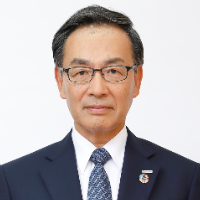 津賀 一宏 氏